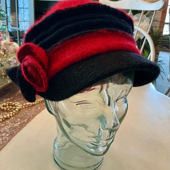 Made in Germany Women’s Red and Black Wool Blend Winter Hat With Roses Size L-XL - Picture 13 of 13